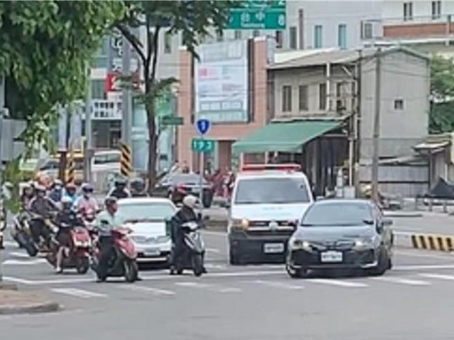 彰化市中山路一段与中央路口日前发生自小客车疑似恶意阻挡救护车的事件，当事自小客车驾驶是77岁的林姓阿嬷。（资料照片／孙英哲彰化传真）