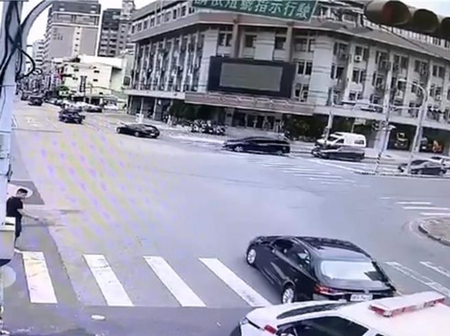 彰化市中山路一段与中央路口日前发生自小客车疑似恶意阻挡救护车的事件，当事自小客车驾驶是77岁的林姓阿嬷。（资料照片／孙英哲彰化传真）