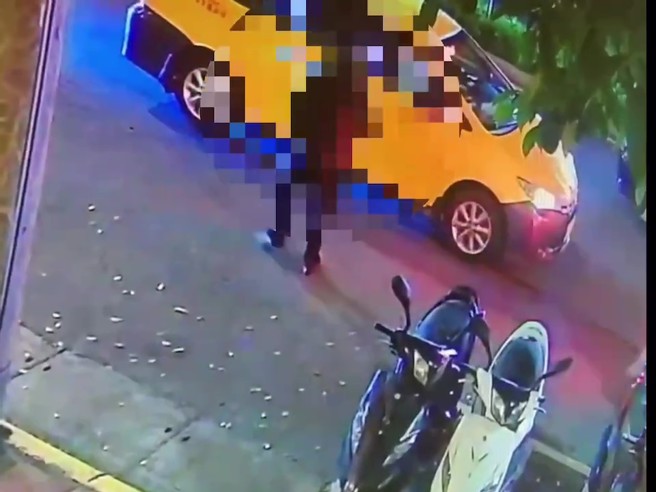 犯嫌竊取車廂裡面的現金，隨後搭計程車迅速逃逸。（翻攝畫面）