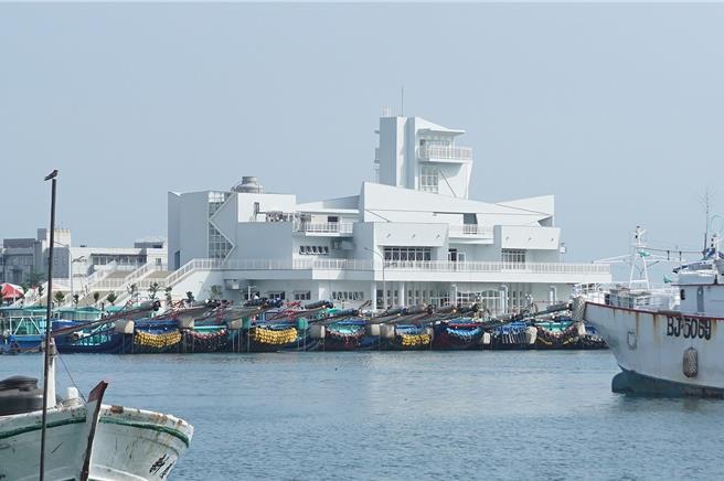 屏东县政府在新园乡盐埔泊区斥资4亿元打造盐琉线船运服务中心，提升往返屏东、小琉球航运品质，预定6月试营运。（罗琦文摄）