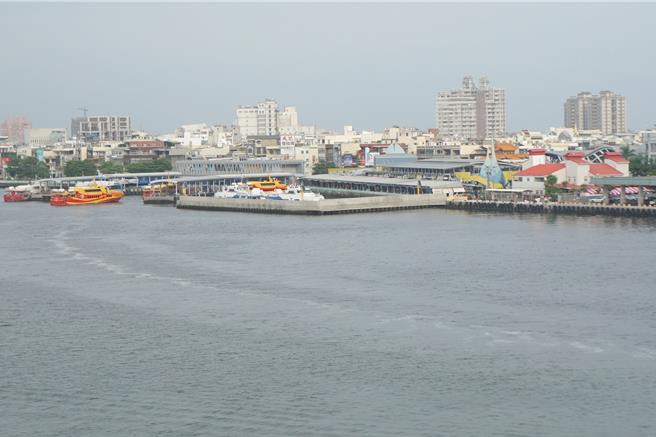 盐琉线船运服务中心隔着东港溪与东港泊区东硫线码头遥遥相望。（罗琦文摄）