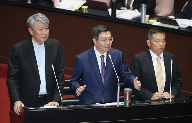 针对立委询问核三延役问题，经济部长郭智辉（左起）、行政院长卓荣泰、国发会主委刘镜清上台答询。（姚志平摄）