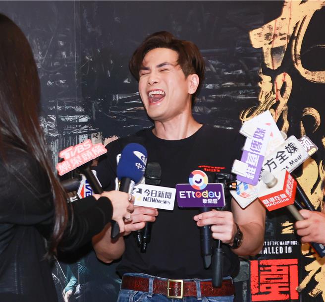 伍允龙在台湾媒体面前重现王九的经典笑声。（罗永铭摄）