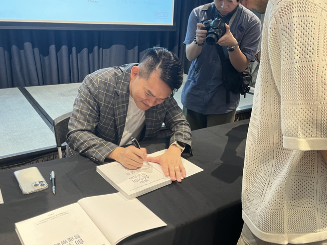 发表会结束后洪韡华进行签书会。(摄/刘安婕)