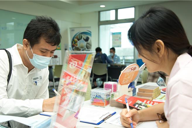 协助青年寻找职涯方向、接轨理想职场，桃园市政府青年事务局近期推出「求职应援，相约桃园」网站，与桃园在地上百家知名企业合作，依据时下产业趋势开放四大类别，超过千个正、兼职及新创实习职缺，除串联线上职涯工具，还将于近期办理实体徵才媒合会。（桃园市青年局提供）