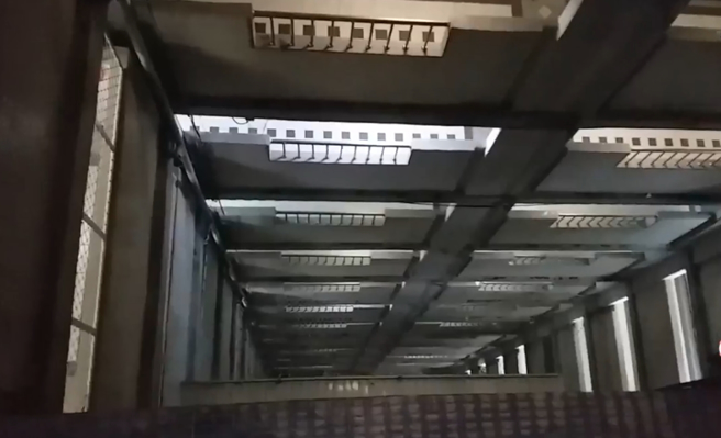 万华西寧国宅天井往下看让人头皮发麻。（游定刚拍摄）