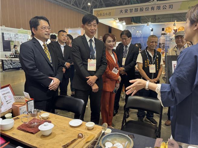 「2024台南品味周」5月31日至6月2日在大台南会展中心盛大登场，副市长叶泽山（左二）、工商时报副总经理谢奇璋（左一）走访各参展厂商并听取介绍。（曹婷婷摄）