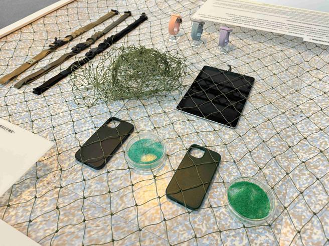 「RHINO LOOP: 0 犀牛盾循环概念展」展出回收废弃渔网做成的配件。（古明弘摄）