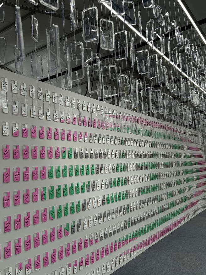 「RHINO LOOP: 0 犀牛盾循环概念展」入口处，以「ZERO」为主题，使用3500个可循环再生的废弃手机壳布置成的墙面与廊道，非常适合打卡拍照。（古明弘摄）