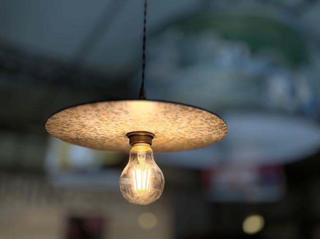 「RHINO LOOP: 0 犀牛盾循环概念展」会场展出以废弃塑胶制成的灯罩。（古明弘摄）