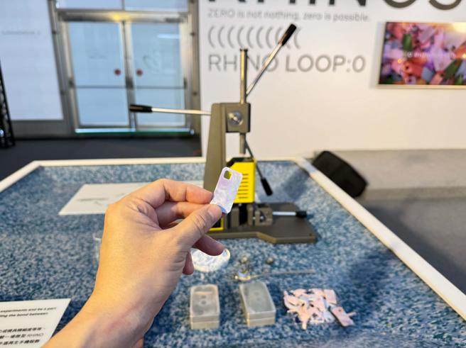 参观「RHINO LOOP: 0 犀牛盾循环概念展」的民眾于现场利用废弃的边角料制作小吊饰。（古明弘摄）