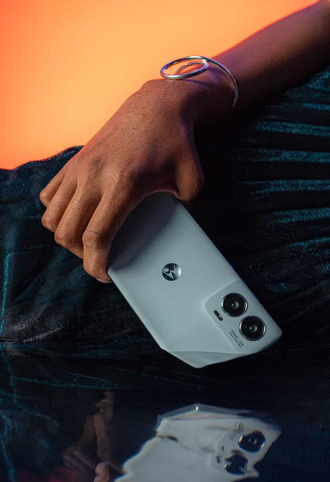 motorola edge 50 Fusion共推出靜謐藍、棉花糖藍、覆盆子紅3色，建議售價1萬1990元。（Motorola提供／古明弘台北傳真）