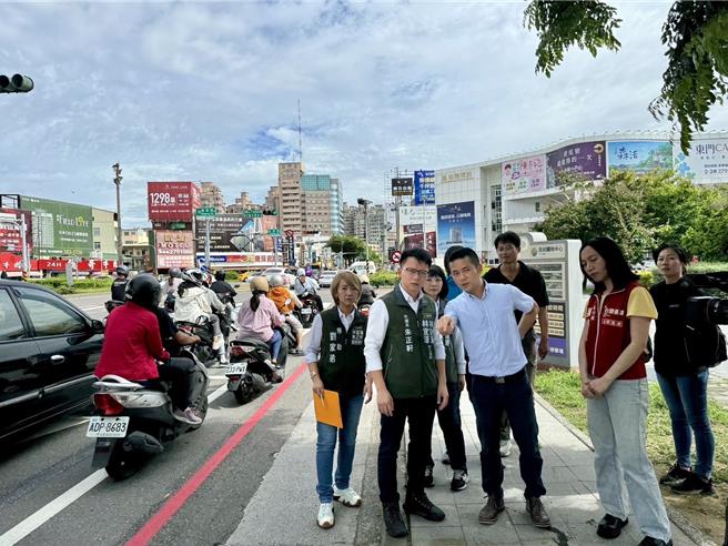 议员朱正轩、蔡筱薇及李宗霖服务处执行长吴依洁今邀集交通局等单位会勘后甲圆环。（朱正轩提供／曹婷婷台南传真）