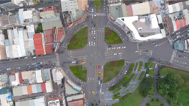 针对后甲圆环交通问题，交通局表示，未来会移除后甲圆环内花圃，并设置机慢车待转区。（朱正轩提供／曹婷婷台南传真）