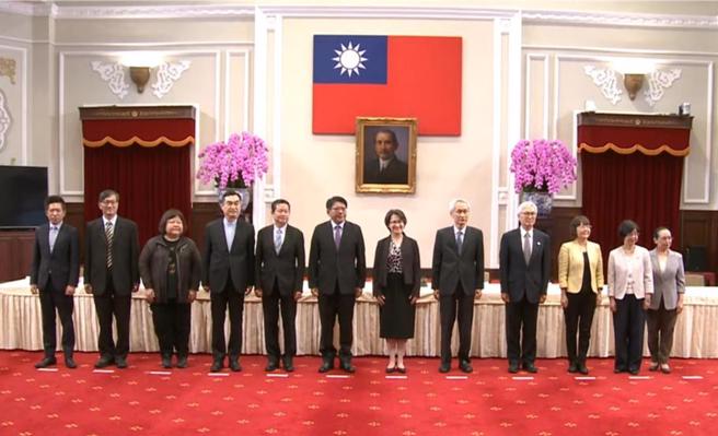 总统府31日公布考试委员提名人选，其中邱文彦（右4）和吕秋慧（左3）具有国民党籍。（摘自总统府直播）