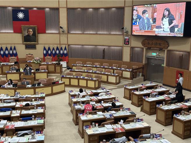 农业局31日赴议会第四审查会专案报告，遭多位民进党民代炮轰。（高钧麟摄）