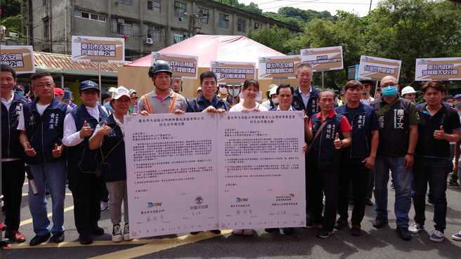 大安区郑裕峯区长与民间团体签署防灾备忘录。(大安区公所提供)