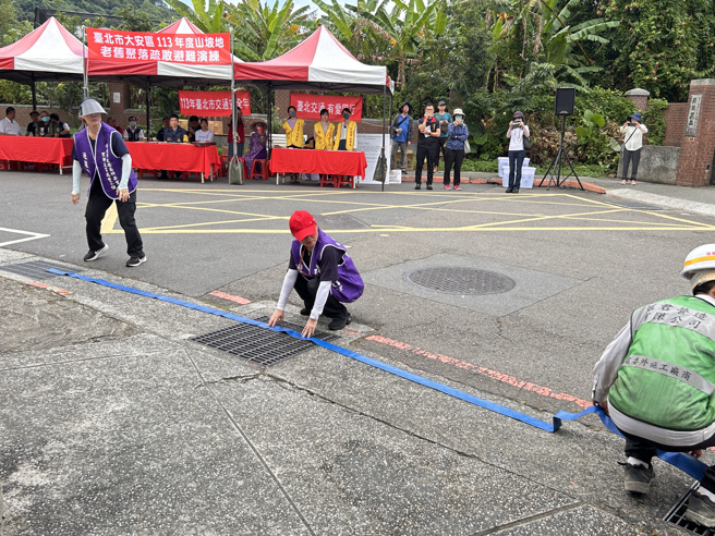 大安区锦华里跨里支援操作抽水机抽除积水演练。(大安区公所提供)

