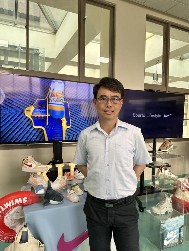 丰泰董事长王建弘31日在股东会后，与公司代工制造的Nike品牌鞋款合影。图／刘朱松