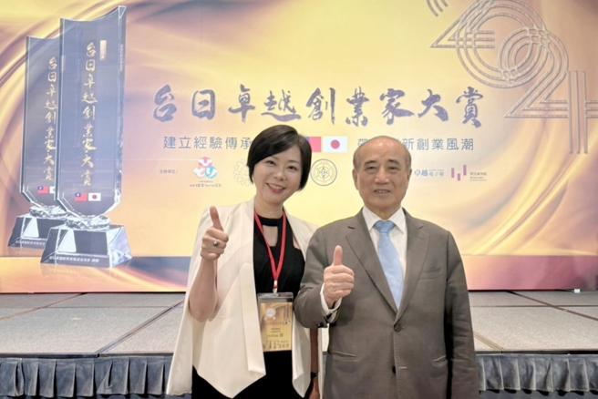 幸福能量学苑潜意识能量师张芷榕Selina老师(左)与前立法院王金平院长合影。图/幸福能量学苑提供