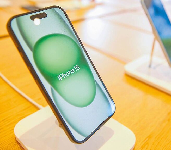 iPhone 15 Pro Max採用的潛望式鏡頭將下放到iPhone16 Pro機種上，預料玉晶光可以搶下潛望式鏡頭大單。圖／本報資料照片