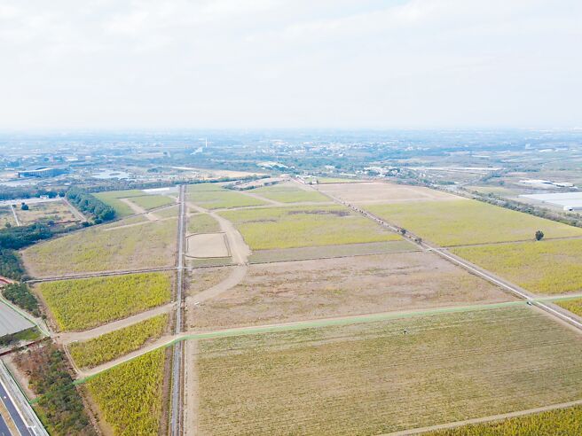 嘉義縣目前正在進行國土功能分區審查，30日嘉義縣長翁章梁除重申希望國土計畫法暫緩實施立場，也向中央喊話，被畫設為農1土地範圍的農民，中央應給予對應補償措施。（嘉義縣政府提供／呂妍庭嘉義傳真）