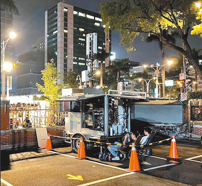 國民黨立委許宇甄表示，5月24日晚上，立法院院區出現電信公司訊號強波車，質疑民進黨不當使用電信偵查手段。（許宇甄辦公室提供）