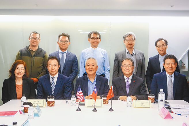 旺旺中时媒体集团（第13次）政军兵棋推演。中华经济研究院台湾东协研究中心主任徐遵慈（前排左起）、源铂资本创办人暨执行长胡一天、《旺报》社长戎抚天、中华战略暨兵棋研究协会理事长黄介正、国防安全研究院副执行长李廷盛、新北市议员林秉宥（后排左起）、中华亚太菁英交流协会秘书长王智盛、政治大学国际关系研究中心主任寇健文、中华经济研究院第一所所长刘孟俊、《中国时报》总主笔陈琴富出席。（邓博仁摄）