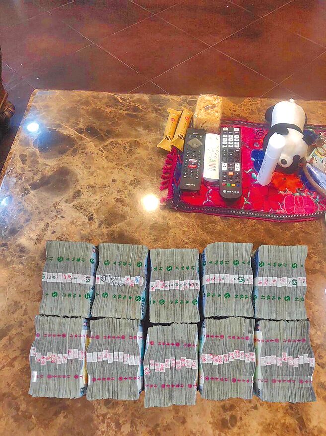 68歲黃姓獨居婦人遭詐騙現金、金條共計4000多萬，淡水警方5月24日循線逮捕2名車手。圖為警方P圖千萬現金引誘詐團取款。（淡水警分局提供／張鎧乙新北傳真）