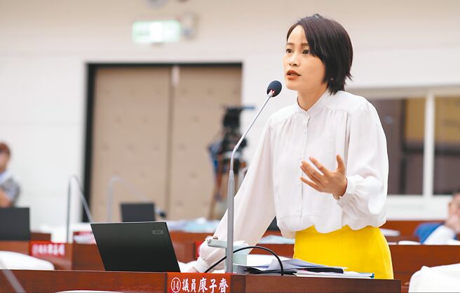 新竹市慈雲路晴空匯大火不幸造成2勇消殉職，市議員廖子齊30日於議會質詢，要求市政府追蹤災後環境安全，盡快排程檢測，並長期追蹤消防員健康。（廖子齊提供／王惠慧新竹傳真）