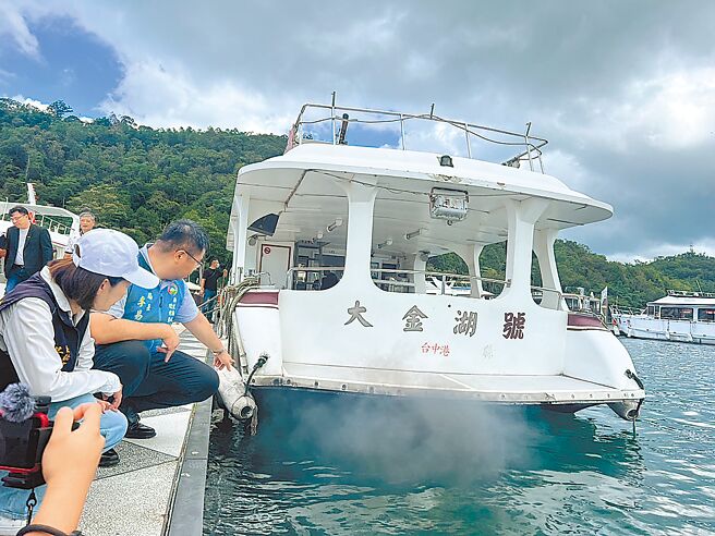 日月潭去年公告為南投縣第1個空氣品質維護區，環保局補助日月潭2艘遊艇加裝濾煙器，30日公布計畫成果，沒加裝濾煙器的遊艇排出黑煙。（南投縣政府提供／楊靜茹南投傳真）