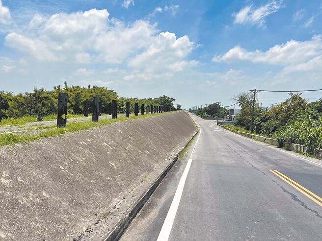 雲林縣北港溪堤岸道路目前是從山區最快到達北港的道路，也是最快連接台78的平面道路。（周麗蘭攝）