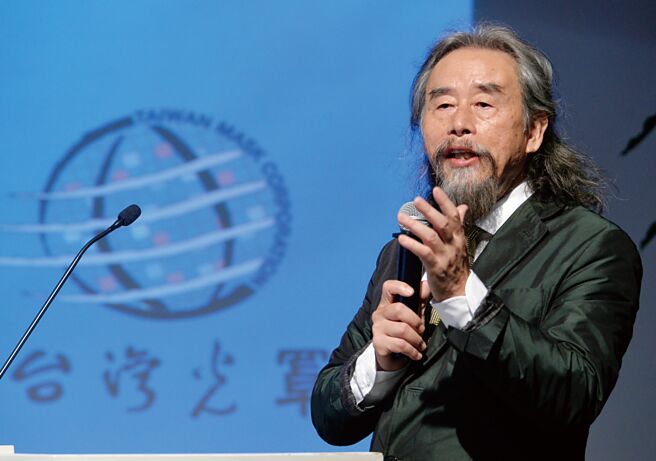 台湾光罩执行长吴国精留着一头长髮、蓄着花白鬍鬚，常有人误以为他是艺术家。（本报资料照片）