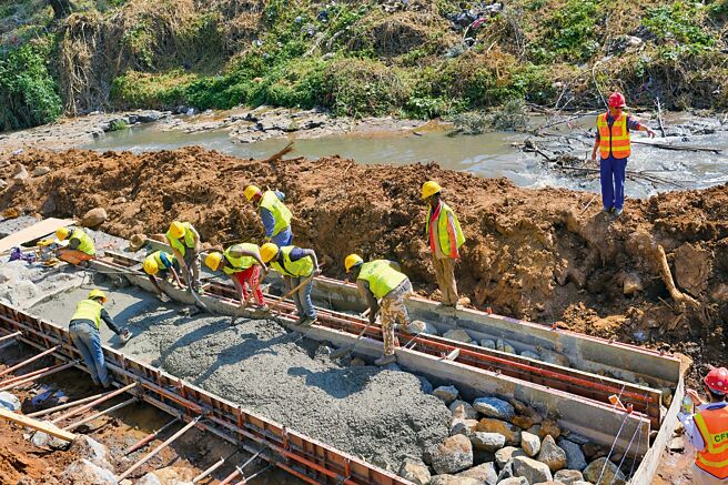 中國常駐聯合國代表傅聰表示，非洲不是大國博弈的競技場；個別國家渲染別國「綠色產能過剩」，完全站不住腳。（新華社）