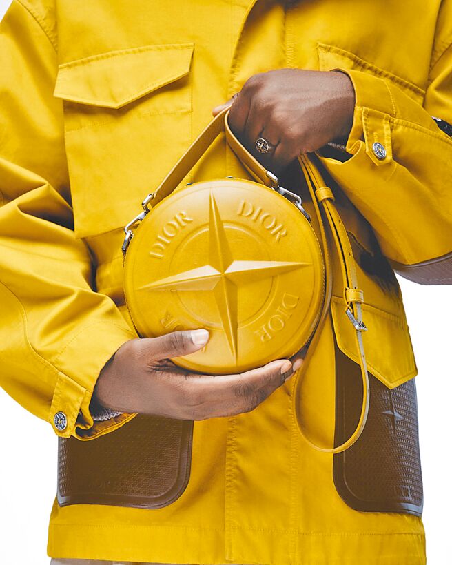 Dior攜手Stone Island打造的黃色肩背包。（Dior提供）