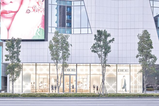 Dior於台北Diamond Towers的店裝外觀，藤格紋遍布店裝外部。（Dior提供）