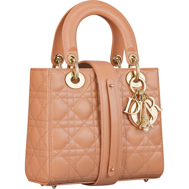 DIOR Lady Dior My ABCDior粉色藤格紋小羊皮小型提包，巴黎鐵塔吊飾相當吸睛，售價20萬元。（Dior提供）