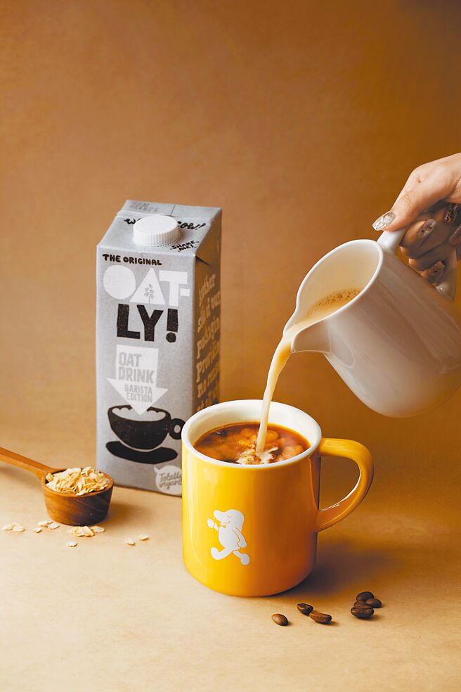 cama cafe「經典燕麥拿鐵」，95元起。（cama cafe提供）