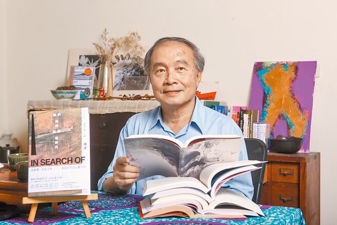 作家杨渡出版《我们如何记忆这时代—报导文学十三讲》，可说是报导文学全攻略。（邓博仁摄）