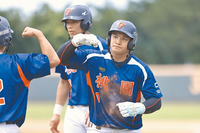 桃園市隊張趙紘30日在玉山盃青棒錦標賽預賽首戰敲出3分炮。（大會提供）