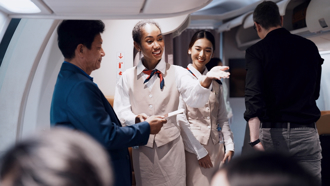 空姐站入口迎接旅客不只是禮貌！她曝背後真正目的：緊急能救命