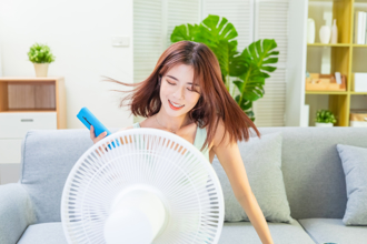 「自製冷氣」降溫超有感 正妹被冷到：風只有6度