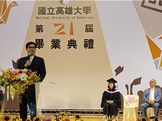 陳其邁與高大畢業生分享生命故事：「當你遇到失敗時別急著站起來」！