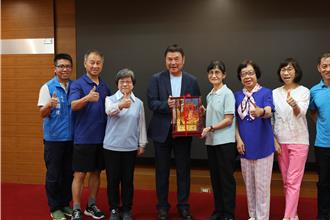 新北魏家6子女圓母親遺願 贈復康巴士給苗縣政府