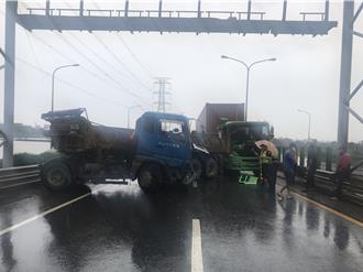 台61南下線西段與貨櫃車擦撞 砂石車「折甘蔗」占據車道