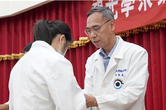 大葉視光系師長為大三生披白袍 賦予責任與祝福