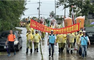 全國媽祖首跨海金門徒步環島巡安 千人「與神同行」冒雨遶境