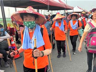 台中豐原鎌村社區自製健走仗 助長輩走完大甲媽祖遶境