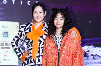 許老三細肩帶現身畢業派對 超齡造型曝光網驚呆：小S青春版