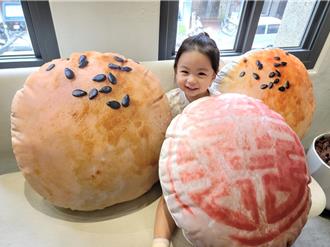 蛋黃酥名店快閃新光三越南西店  超吸睛巨無霸蛋黃酥抱枕只送不賣